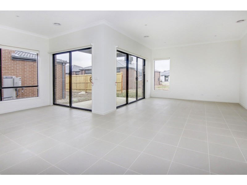 12 Roskopp Avenue, Clyde North VIC 3978