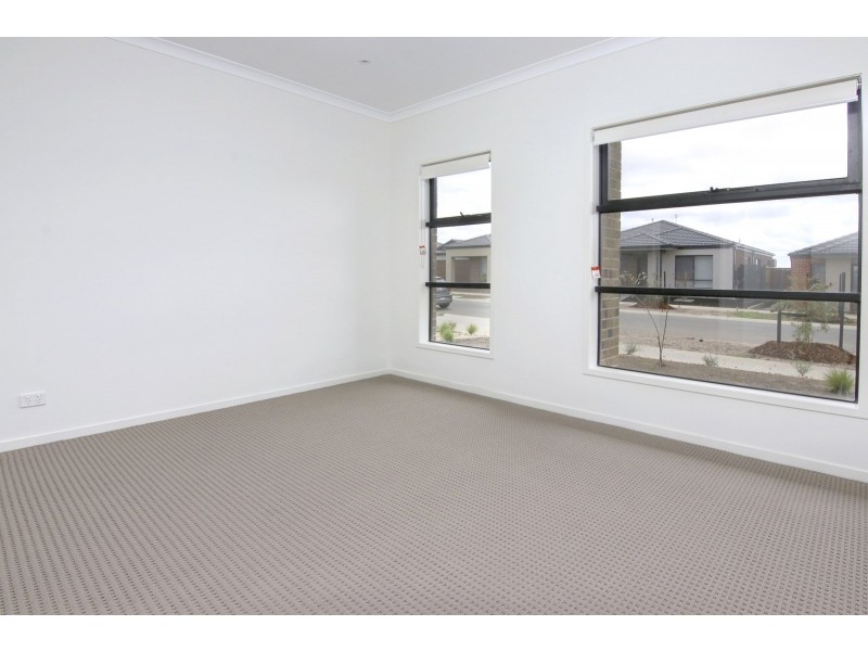 12 Roskopp Avenue, Clyde North VIC 3978