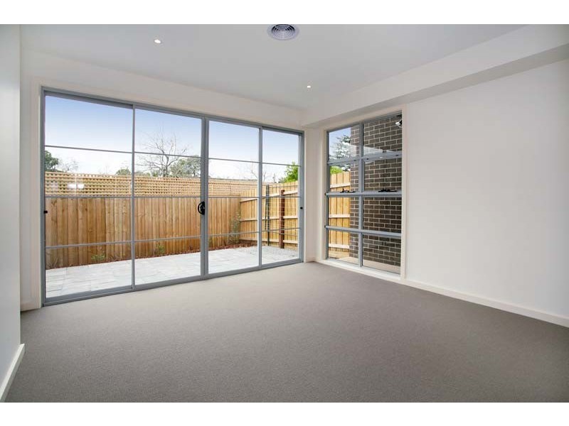 2/4 Dora Avenue, Blackburn VIC 3130