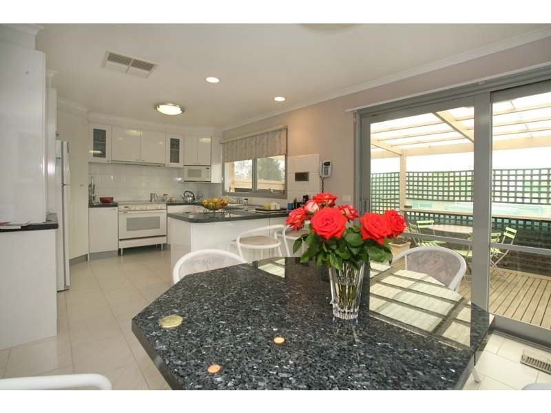 2/13  Mall Court, Blackburn North VIC 3130