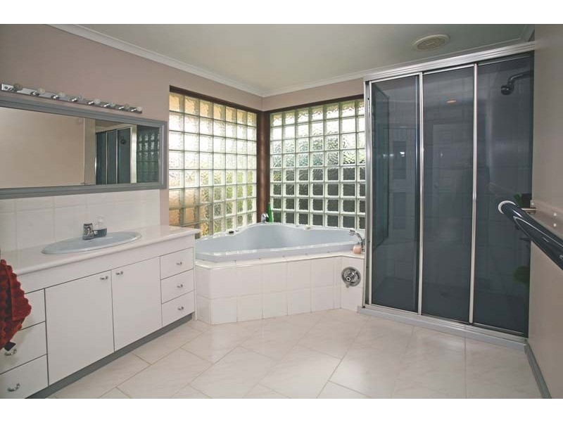 2/13  Mall Court, Blackburn North VIC 3130