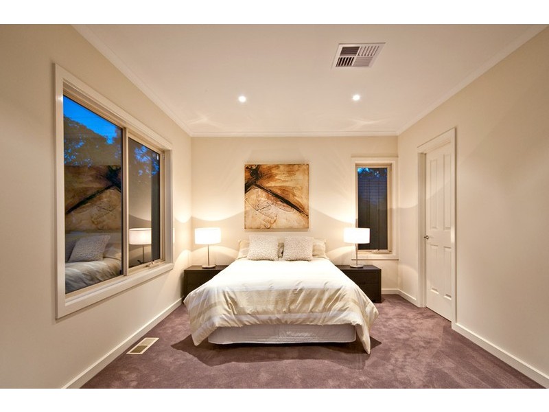 6 Ian Grove, Burwood VIC 3125