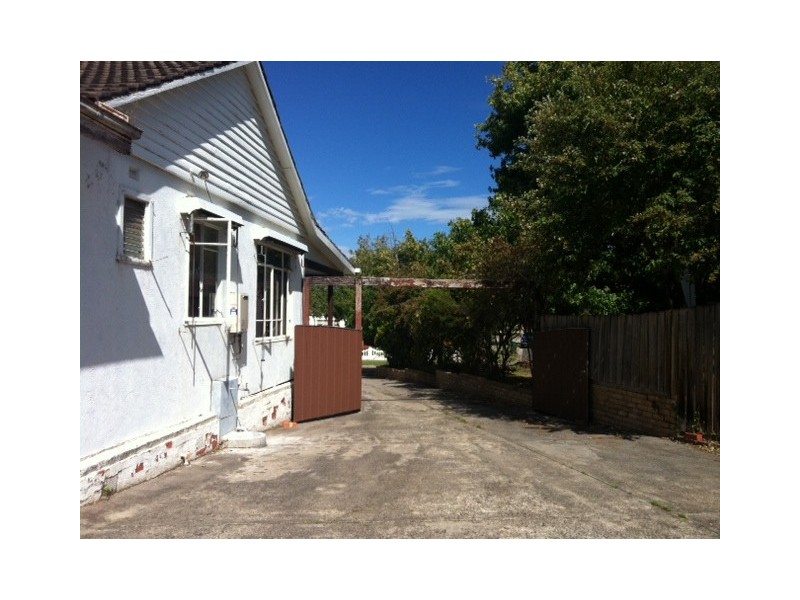 16 Hiddleston Avenue, Box Hill South VIC 3128