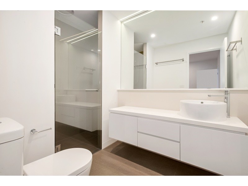 402/5 Sovereign Point Court, Doncaster VIC 3108