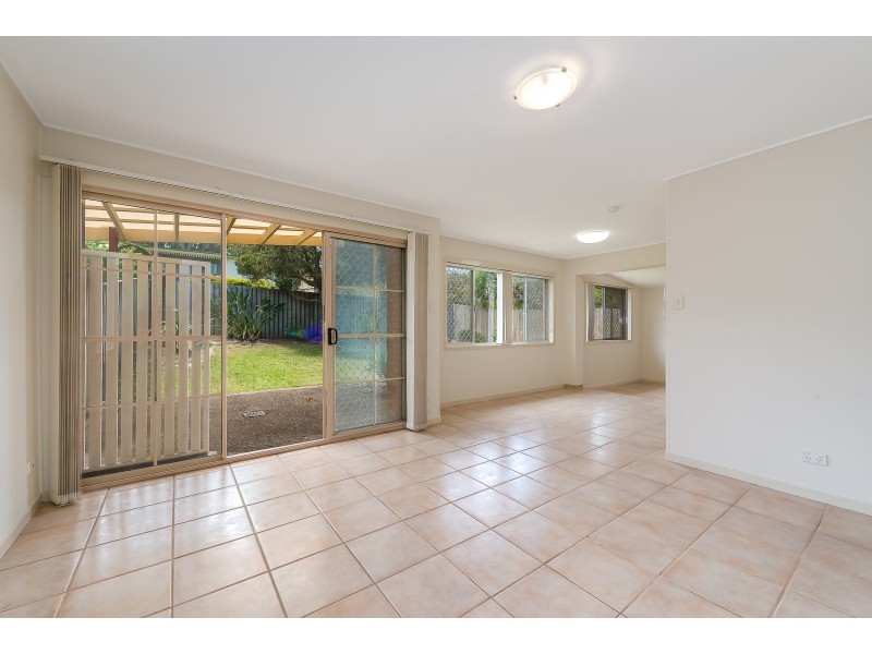 8 Rodlan Parade, Labrador QLD 4215