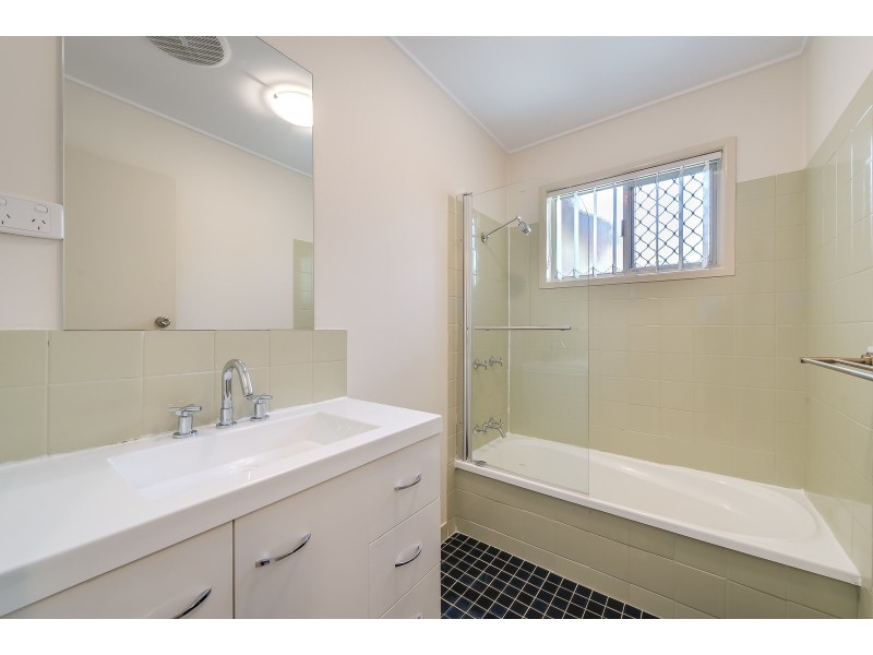 8 Rodlan Parade, Labrador QLD 4215