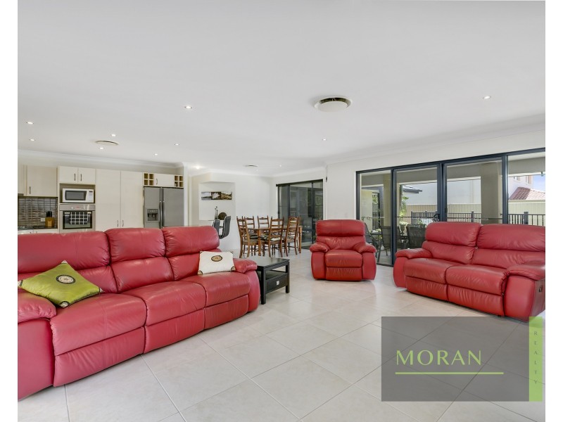 111 Crestwood Drive, Molendinar QLD 4214