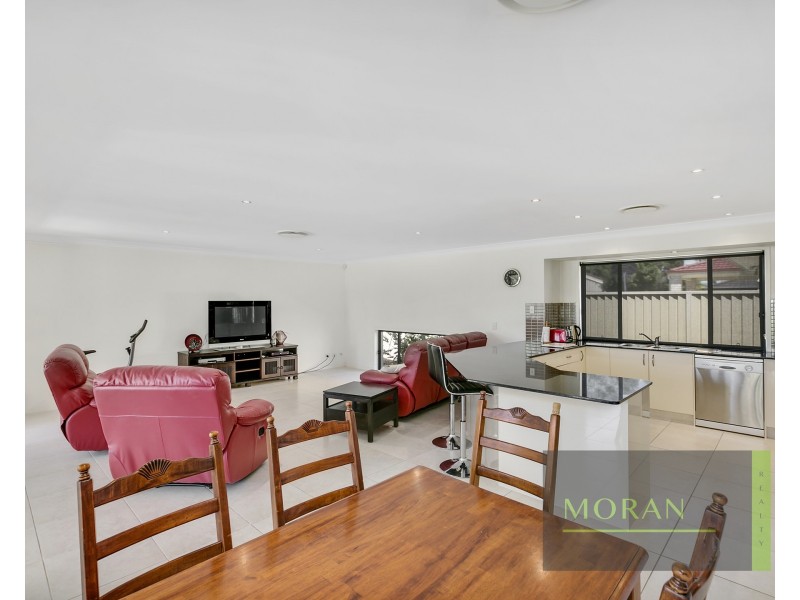 111 Crestwood Drive, Molendinar QLD 4214