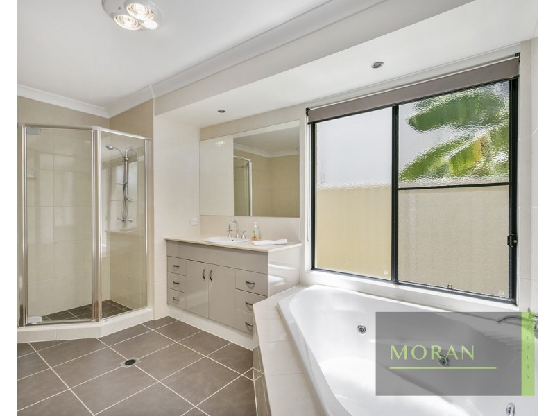 111 Crestwood Drive, Molendinar QLD 4214