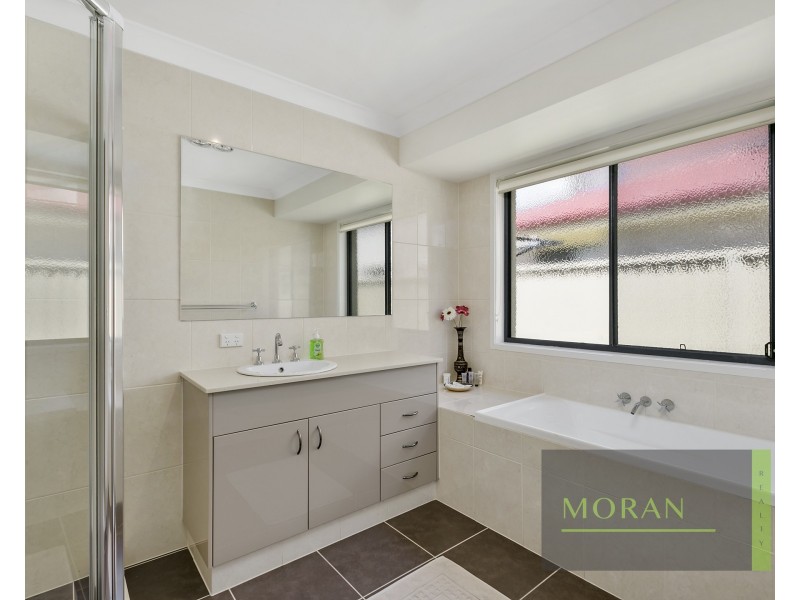 111 Crestwood Drive, Molendinar QLD 4214
