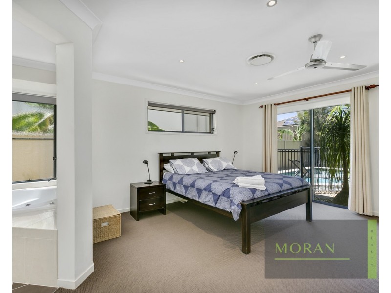 111 Crestwood Drive, Molendinar QLD 4214