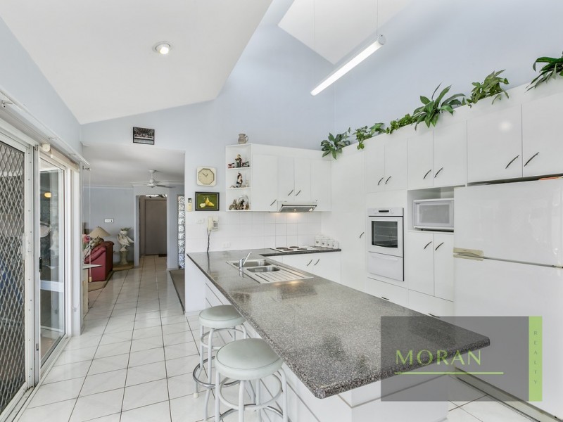 11 Tannah Court, Broadbeach Waters QLD 4218