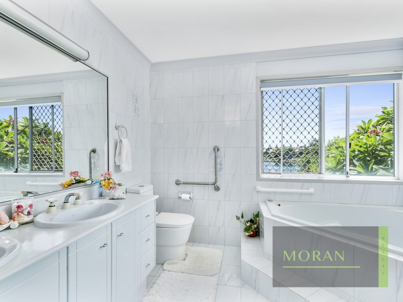 11 Tannah Court, Broadbeach Waters QLD 4218