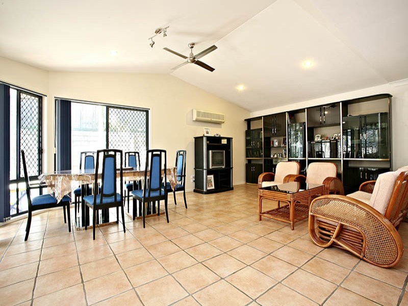 82 Crestwood Drive, Molendinar QLD 4214