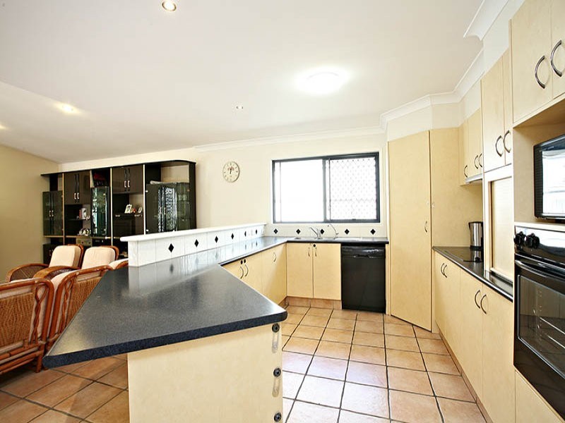 82 Crestwood Drive, Molendinar QLD 4214