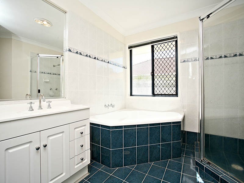 82 Crestwood Drive, Molendinar QLD 4214