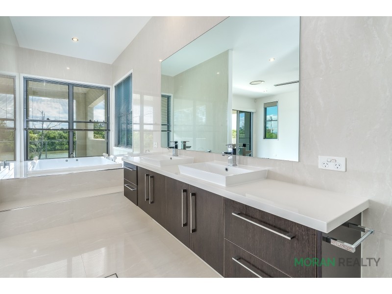 3032A The Boulevarde, Benowa QLD 4217