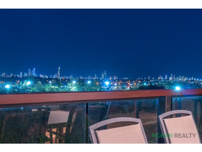 8 Summit Crescent, Carrara QLD 4211