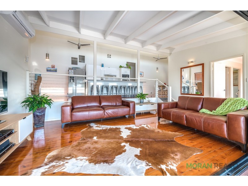 8 Summit Crescent, Carrara QLD 4211