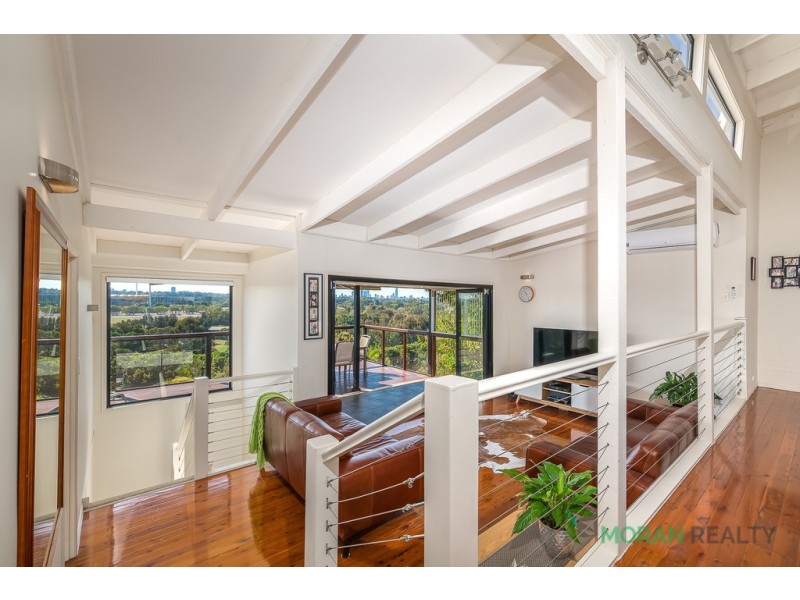 8 Summit Crescent, Carrara QLD 4211