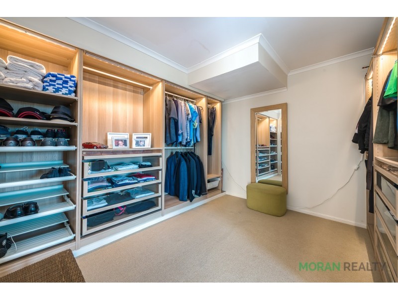 8 Summit Crescent, Carrara QLD 4211