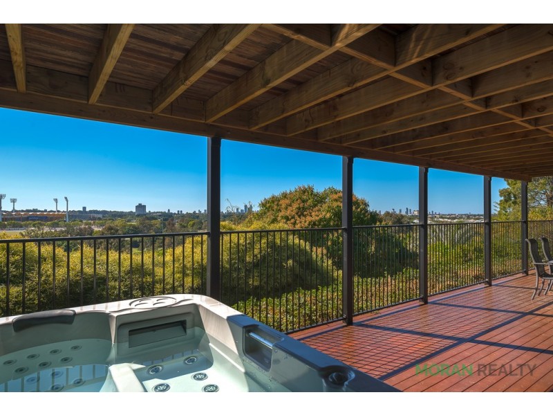 8 Summit Crescent, Carrara QLD 4211