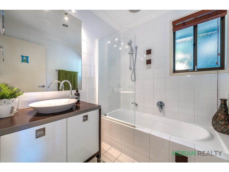 8 Summit Crescent, Carrara QLD 4211