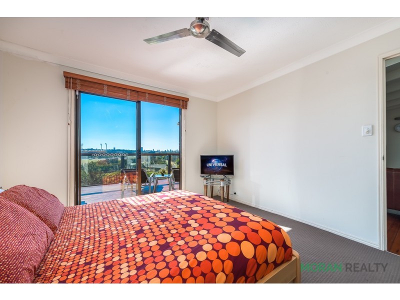 8 Summit Crescent, Carrara QLD 4211