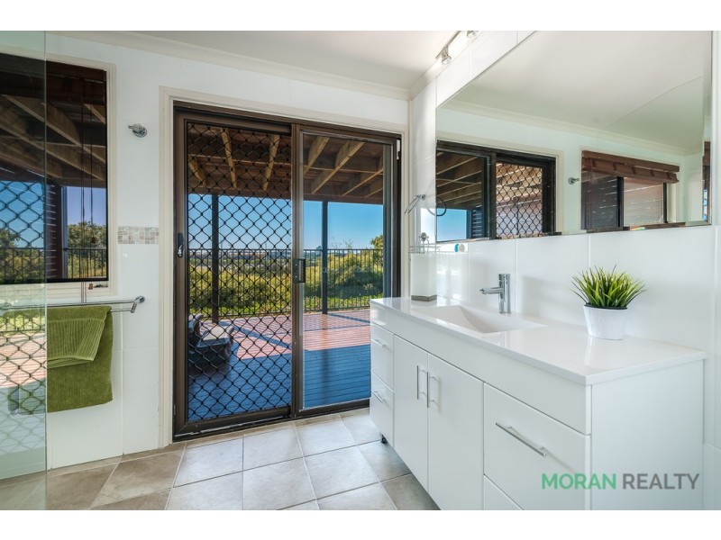 8 Summit Crescent, Carrara QLD 4211