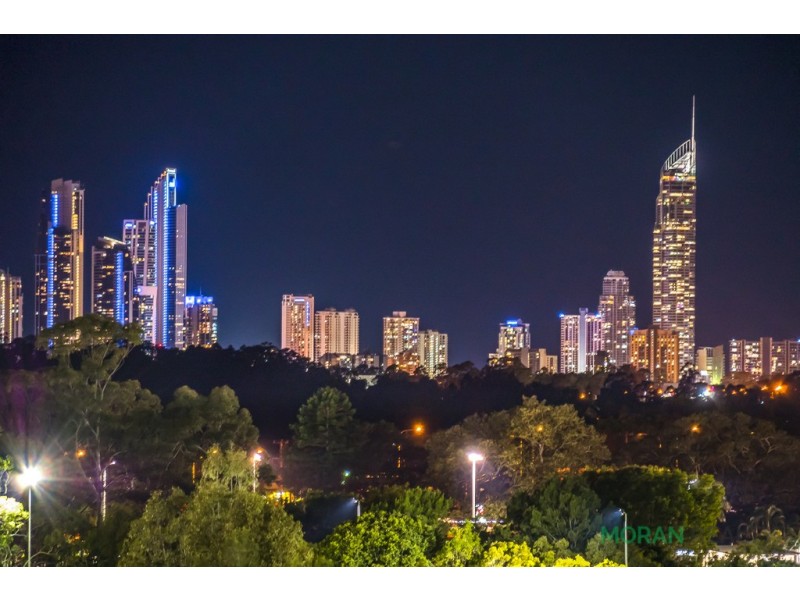 8 Summit Crescent, Carrara QLD 4211