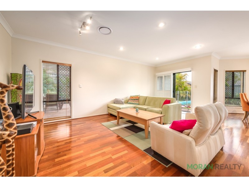 124 Crestwood Drive, Molendinar QLD 4214