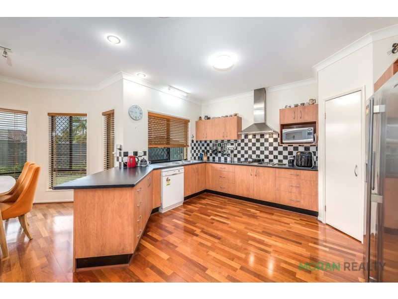 124 Crestwood Drive, Molendinar QLD 4214
