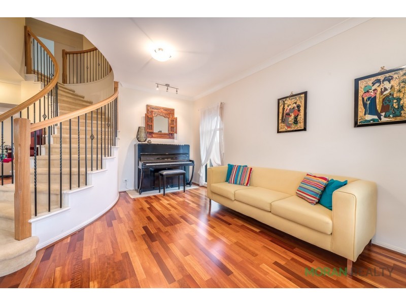 124 Crestwood Drive, Molendinar QLD 4214