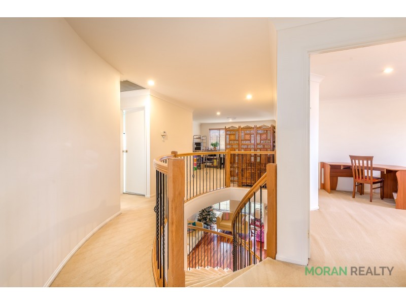 124 Crestwood Drive, Molendinar QLD 4214