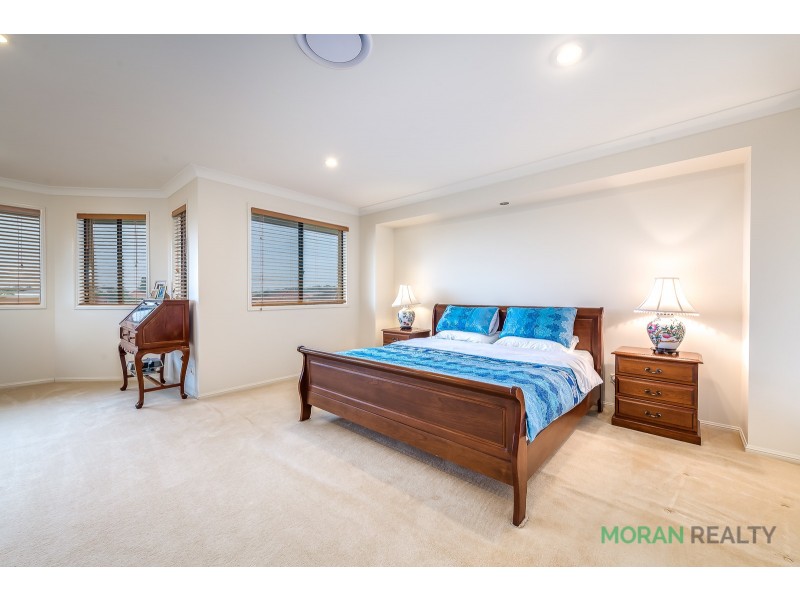 124 Crestwood Drive, Molendinar QLD 4214