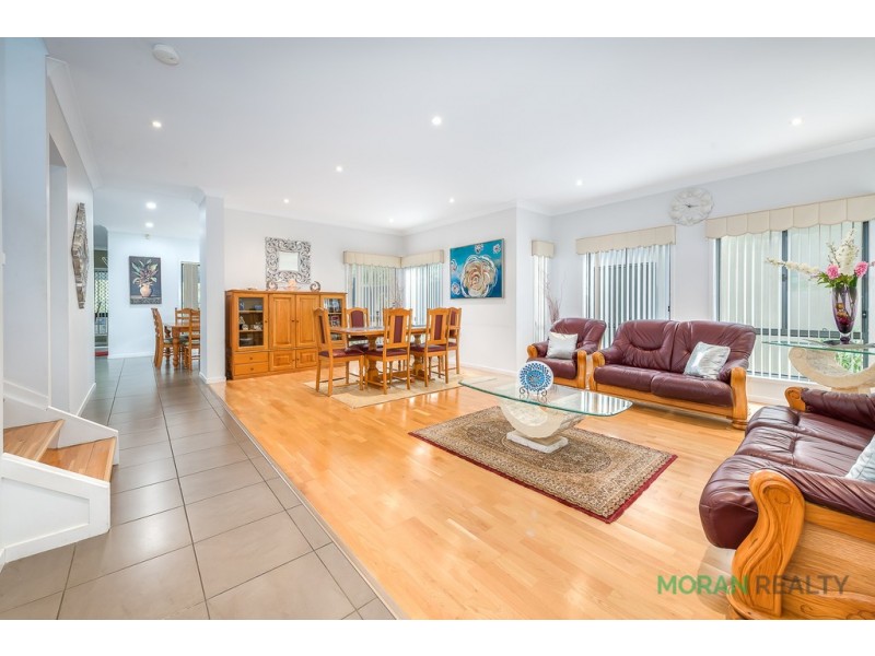 18 Lockwood Place, Molendinar QLD 4214