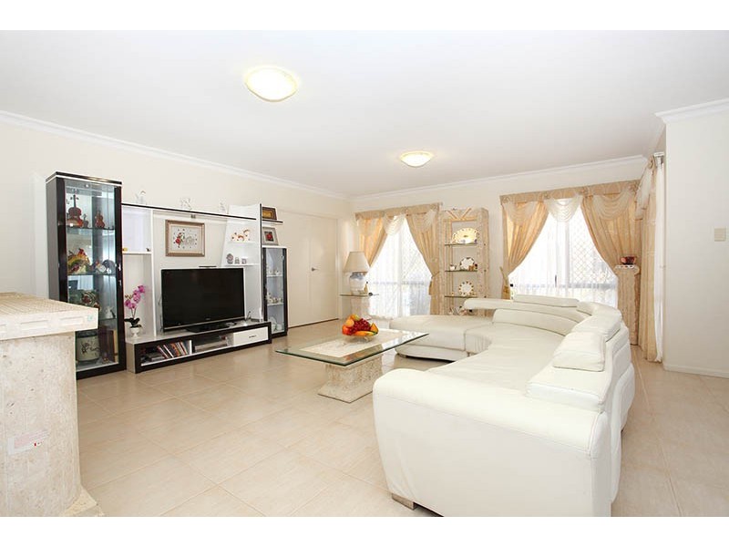 109 Crestwood Drive, Molendinar QLD 4214
