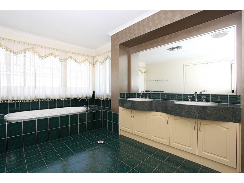 109 Crestwood Drive, Molendinar QLD 4214