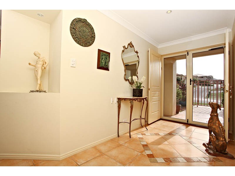 179 Crestwood Drive, Molendinar QLD 4214