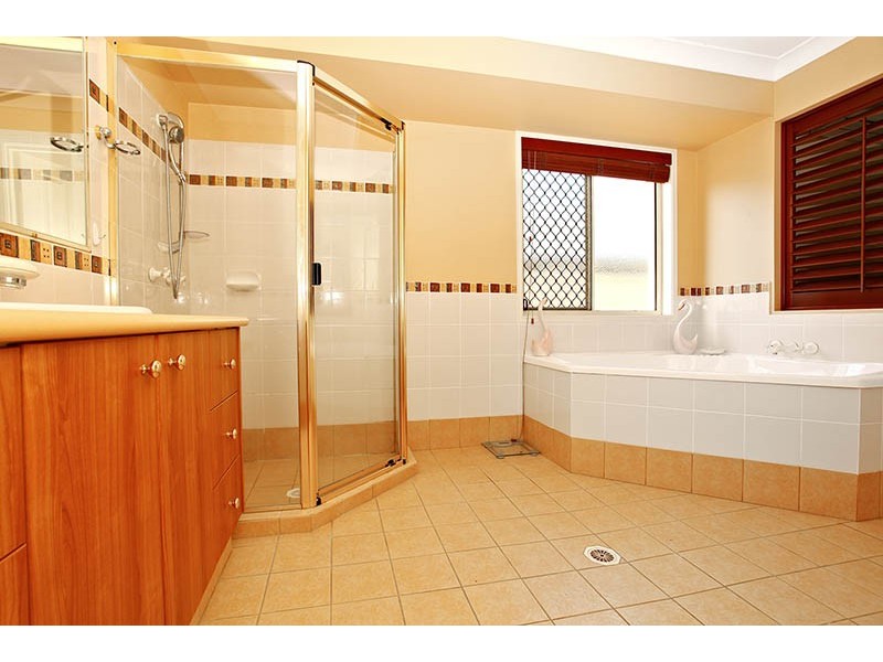 179 Crestwood Drive, Molendinar QLD 4214