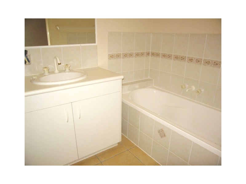 2/223 Turpin Road, Labrador QLD 4215