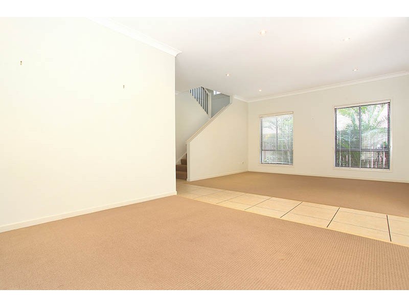 8 Mahogany Place, Molendinar QLD 4214
