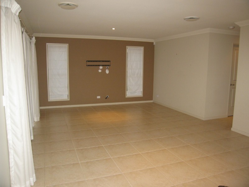 1 Crestgarden Court, Molendinar QLD 4214