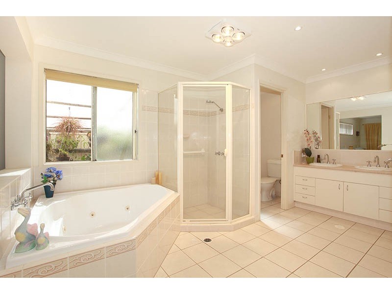 73 Crestwood Drive, Molendinar QLD 4214
