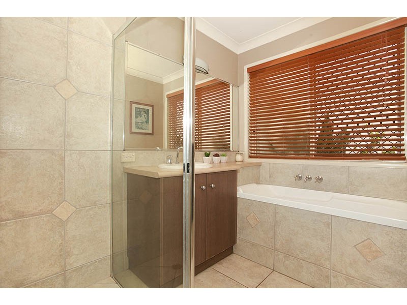 122 Crestwood Drive, Molendinar QLD 4214