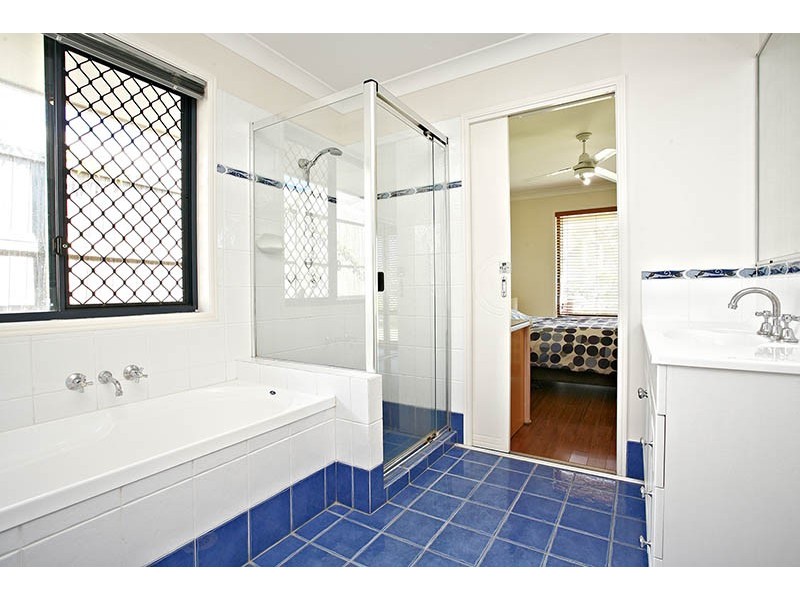 82 Crestwood Drive, Molendinar QLD 4214