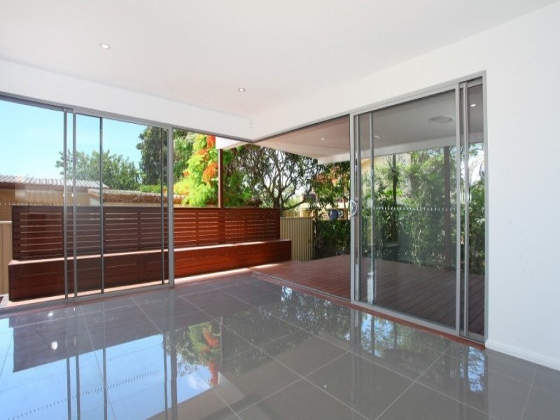 1/24 Drake Avenue, Paradise Point QLD 4216