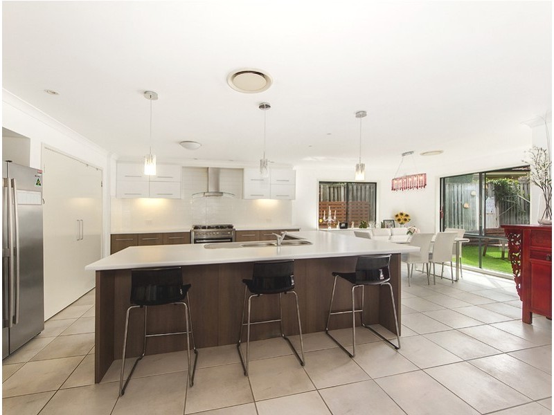 214 Crestwood Drive, Molendinar QLD 4214