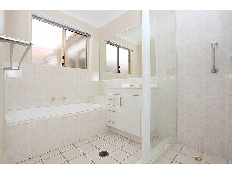 180 Greenacre Drive, Arundel QLD 4214