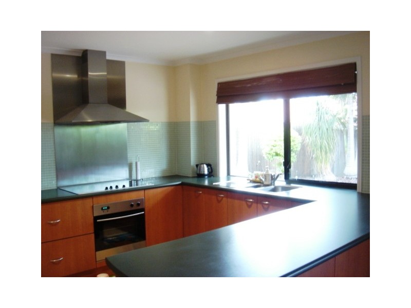 4 Caravonica Ct, Calamvale QLD 4116